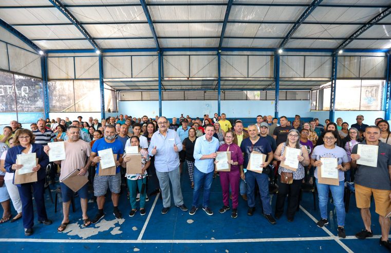 PREFEITURA DE SÃO BERNARDO ENTREGA ESCRITURAS A MORADORES DO PARQUE DAS FLORES I