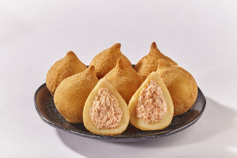 FAMOSAS COXINHAS DA PADARIA BRASILEIRA GANHAM NOVOS SABORES: SALMÃO COM CREAM CHEESE E CARNE COM CATUPIRY® JALAPEÑO