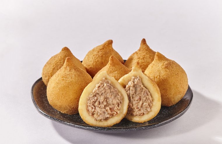 FAMOSAS COXINHAS DA PADARIA BRASILEIRA GANHAM NOVOS SABORES: SALMÃO COM CREAM CHEESE E CARNE COM CATUPIRY® JALAPEÑO