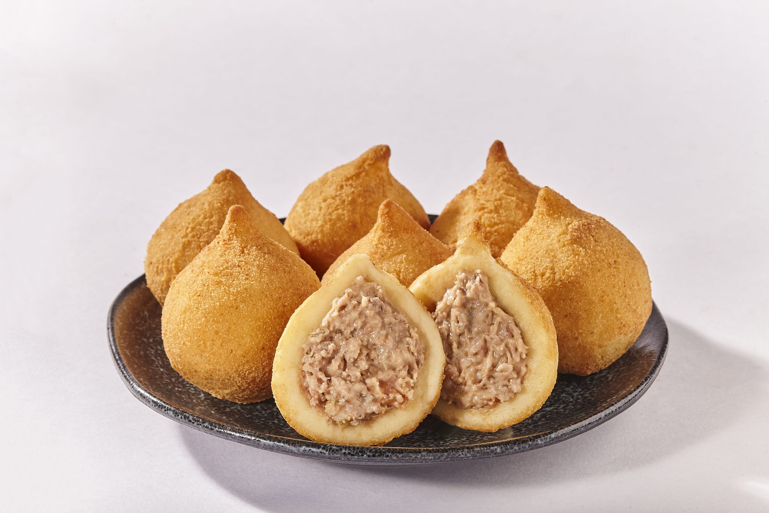 FAMOSAS COXINHAS DA PADARIA BRASILEIRA GANHAM NOVOS SABORES: SALMÃO COM CREAM CHEESE E CARNE COM CATUPIRY® JALAPEÑO