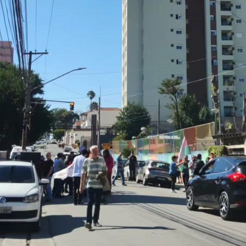 MANIFESTAÇÃO EM FRENTE À ESCOLA VLADIMIR HERZOG CONTRA MODELO CÍVICO-MILITAR