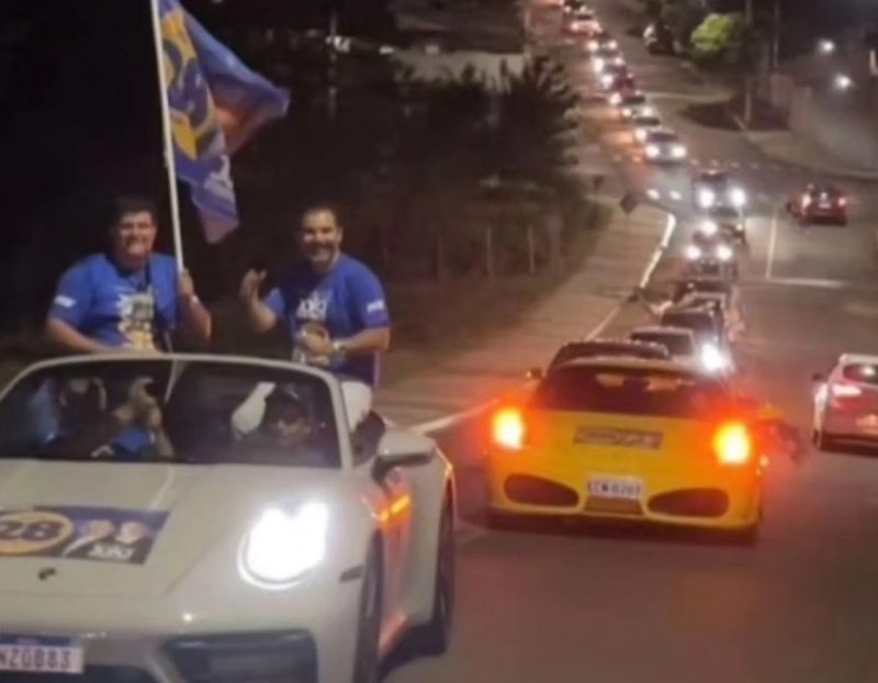 CAMPANHA DE OSTENTAÇÃO NO INTERIOR DE SÃO PAULO: CANDIDATO MAIS RICO DO BRASIL FAZ CARREATA COM PORSCHE, FERRARI E HELICÓPTERO