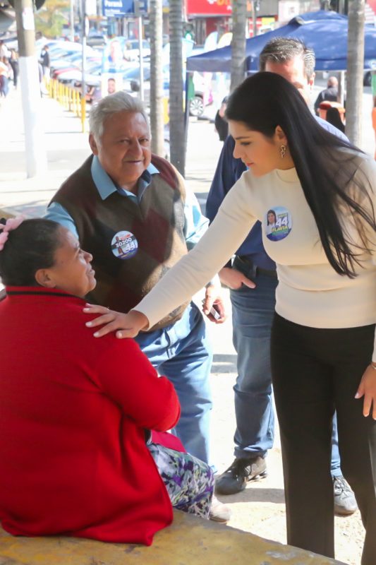 FLÁVIA MORANDO DESTACA SUAS PROPOSTAS DO PLANO DE GOVERNO NO CENTRO COMERCIAL DO BAIRRO TABOÃO