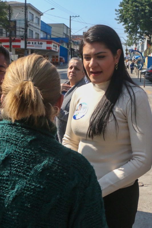FLÁVIA MORANDO DESTACA SUAS PROPOSTAS DO PLANO DE GOVERNO NO CENTRO COMERCIAL DO BAIRRO TABOÃO