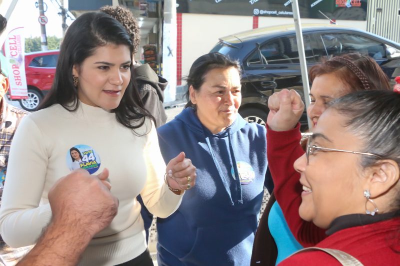 FLÁVIA MORANDO DESTACA SUAS PROPOSTAS DO PLANO DE GOVERNO NO CENTRO COMERCIAL DO BAIRRO TABOÃO