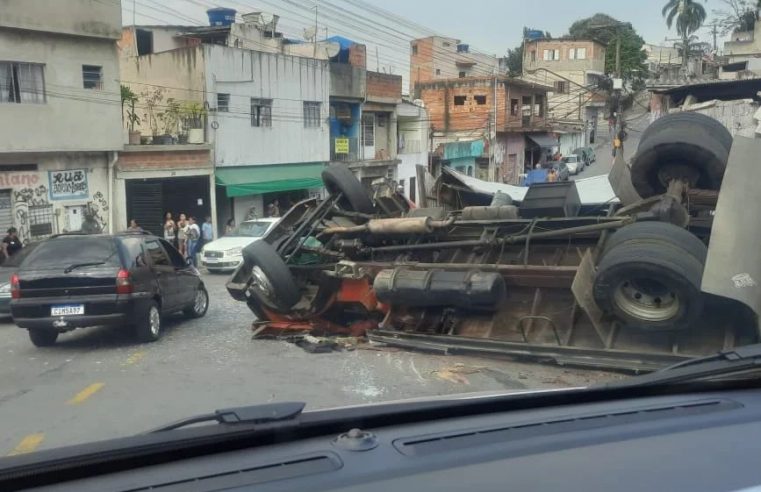 CAMINHÃO CARREGADO COM CESTAS BÁSICAS TOMBA E INVADE RESIDÊNCIA EM SANTO ANDRÉ