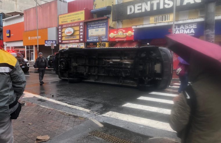 VIATURA DA GCM DE SANTO ANDRÉ TOMBA APÓS CARRO COLIDIR NA TRASEIRA