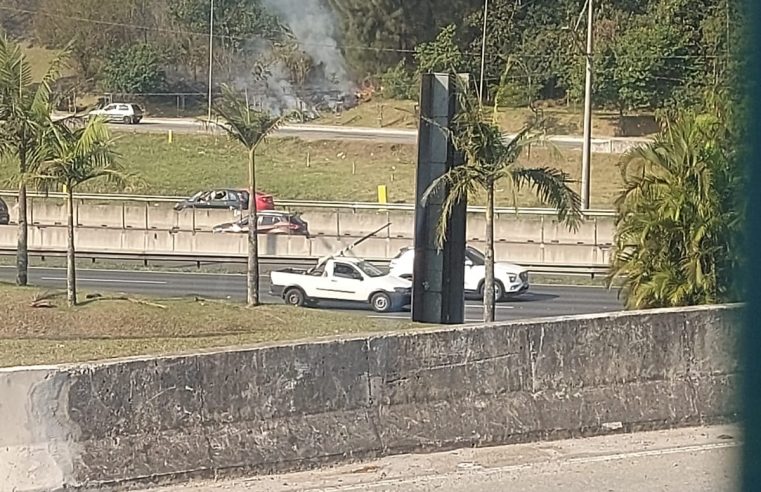 INCÊNDIO EM MATA PRÓXIMO À RODOVIA ANCHIETA É REGISTRADO POR SEGUIDORES