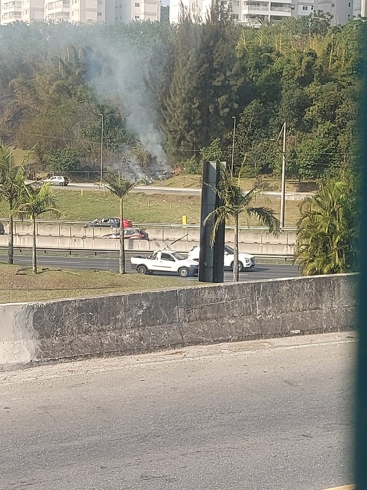 INCÊNDIO EM MATA PRÓXIMO À RODOVIA ANCHIETA É REGISTRADO POR SEGUIDORES