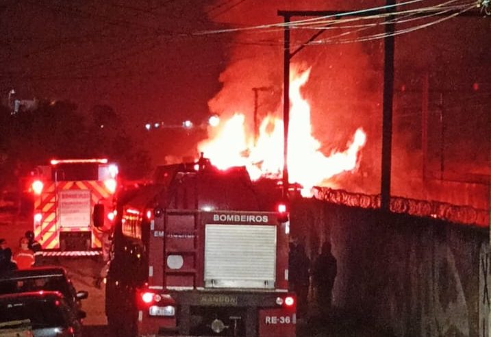 INCÊNDIO ATINGE TUBULAÇÃO DA SABESP E SE ESPALHA PARA LINHA FÉRREA EM RIO GRANDE DA SERRA