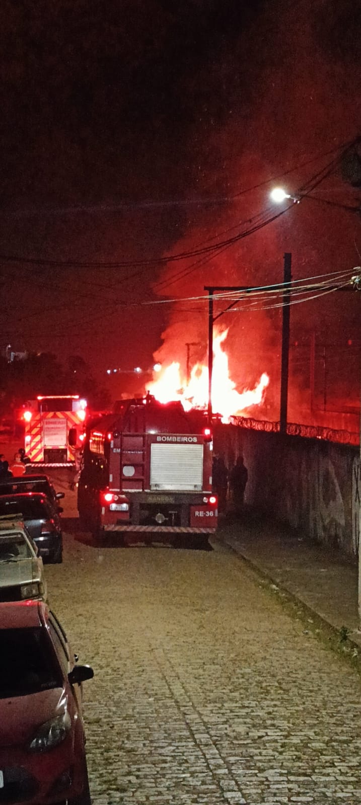 INCÊNDIO ATINGE TUBULAÇÃO DA SABESP E SE ESPALHA PARA LINHA FÉRREA EM RIO GRANDE DA SERRA