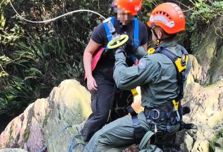 CORPO DE BOMBEIROS E ÁGUIA RESGATAM 5 PESSOAS QUE SE PERDERAM EM TRILHA DE PARANAPIACABA