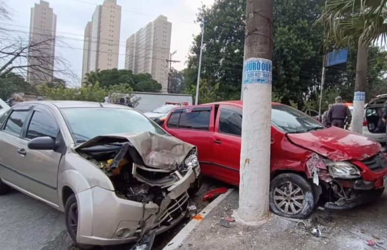 APÓS ROUBO E SEQUESTRO-RELÂMPAGO EM SBC, CRIMINOSOS COLIDEM CARRO NA AV. PIRAPORINHA E SÃO PRESOS EM DIADEMA