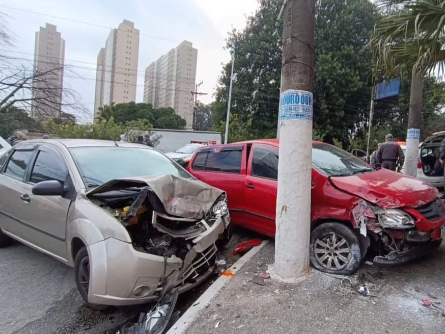 APÓS ROUBO E SEQUESTRO-RELÂMPAGO EM SBC, CRIMINOSOS COLIDEM CARRO NA AV. PIRAPORINHA E SÃO PRESOS EM DIADEMA