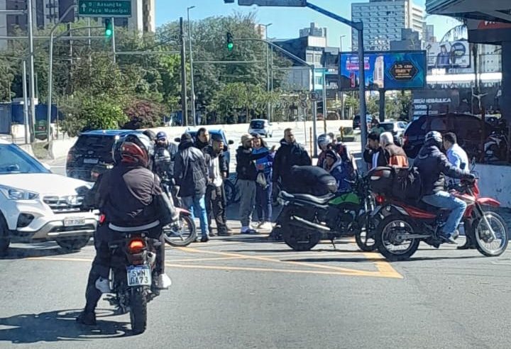 COLISÃO ENTRE CARRO E MOTO DEIXA MOTOCICLISTA INCONSCIENTE NO CENTRO