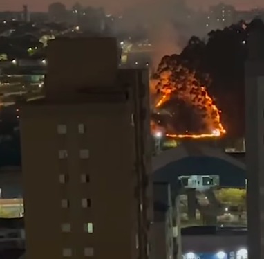 ACIDENTE E INCÊNDIO MARCAM TARDE DE SÁBADO NA RODOVIA ANCHIETA