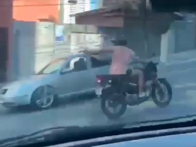 NOVO VÍDEO MOSTRA CRIMINOSOS ROUBANDO MOTO NA RUA DOS VIANAS