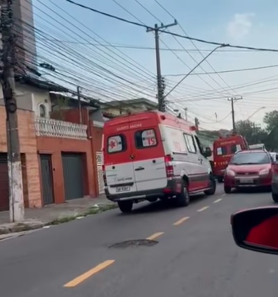 CAMINHÃO QUEBRA FIO ELÉTRICO QUE ATINGE MOTOCICLISTA NA AVENIDA SÃO BERNARDO