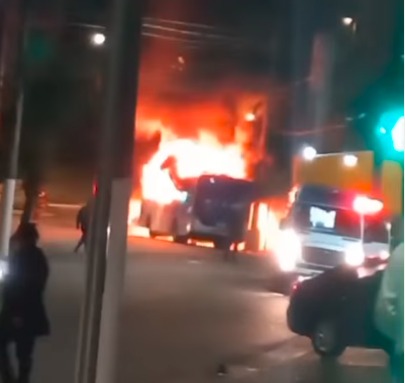 ACIDENTE ENTRE CARRO, ÔNIBUS E MOTO CAUSA INCÊNDIO EM FRENTE À FEI E DEIXA VÍTIMAS