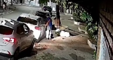 VÍDEO MOSTRA FUNCIONÁRIO DE LOCADORA DE CARROS FURTANDO OBJETOS EM VEÍCULO ESTACIONADO EM RUA DE SÃO BERNARDO