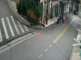 VÍDEO MOSTRA DUPLA FURTANDO MOTO NO JARDIM THELMA