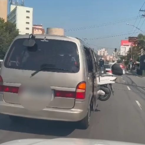 ALGUÉM APROVEITOU O FERIADO PARA FAZER UM FRETE INCOMUM