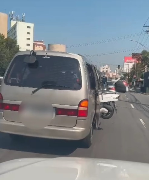 ALGUÉM APROVEITOU O FERIADO PARA FAZER UM FRETE INCOMUM