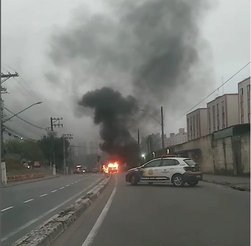 CARRO PEGA FOGO NA RUA TIRADENTES