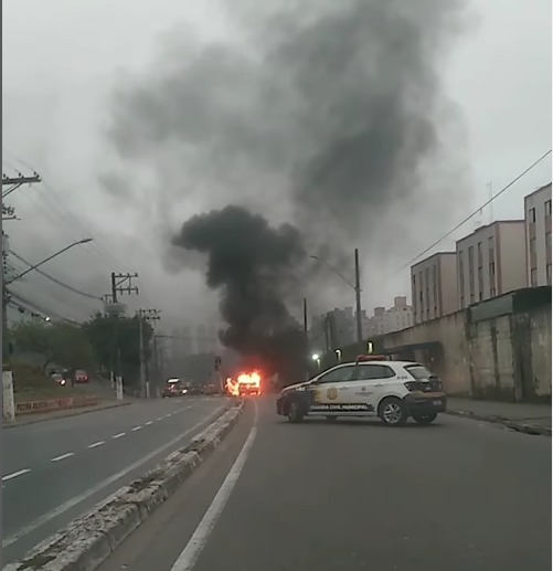 CARRO PEGA FOGO NA RUA TIRADENTES