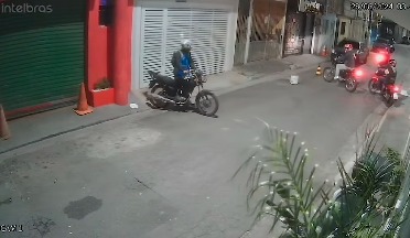 MOTO É FURTADA POR QUATRO CRIMINOSOS NO BAIRRO DOS CASA