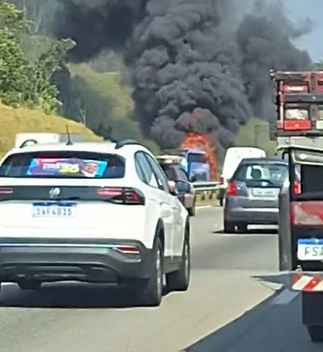 ÔNIBUS PEGA FOGO NO RODOANEL EM SANTO ANDRÉ