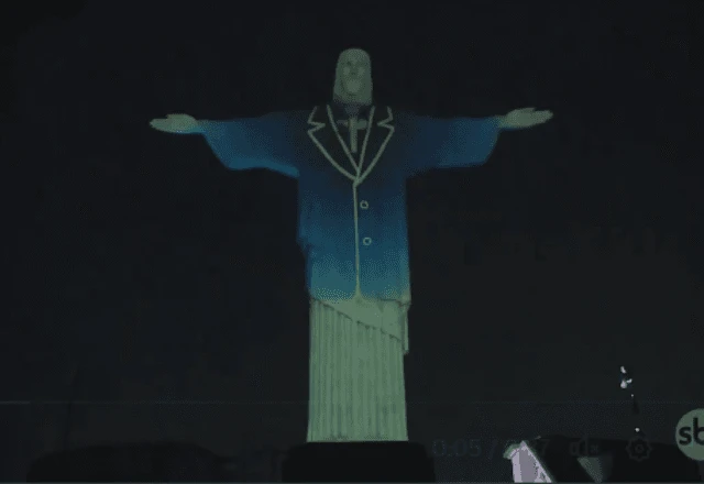 CRISTO REDENTOR APARECE “VESTIDO” DE SILVIO SANTOS EM HOMENAGEM