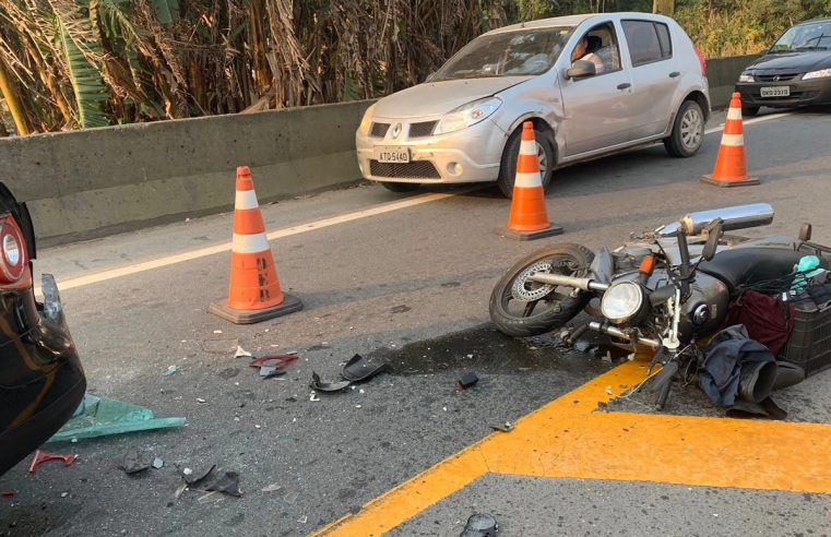 ACIDENTE ENTRE CARRO E MOTO INTERDITA PARCIALMENTE A RODOVIA CAMINHO DO MAR