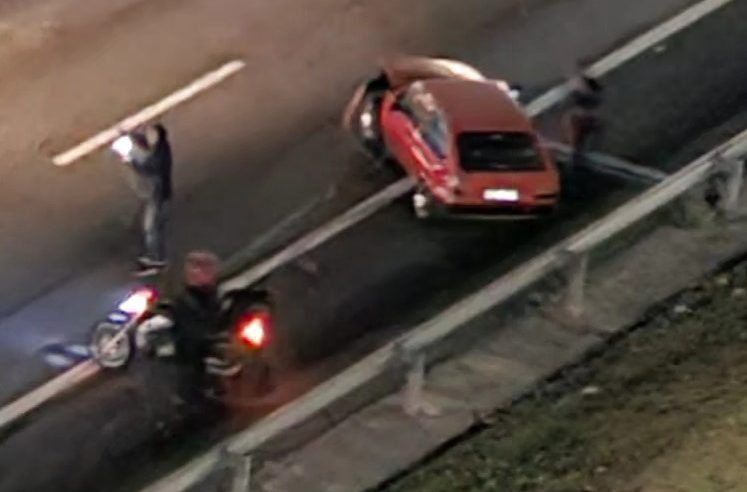 CARRO BATE EM MURETA NA ANCHIETA E MOTOCICLISTAS AJUDAM A EVITAR NOVOS ACIDENTES