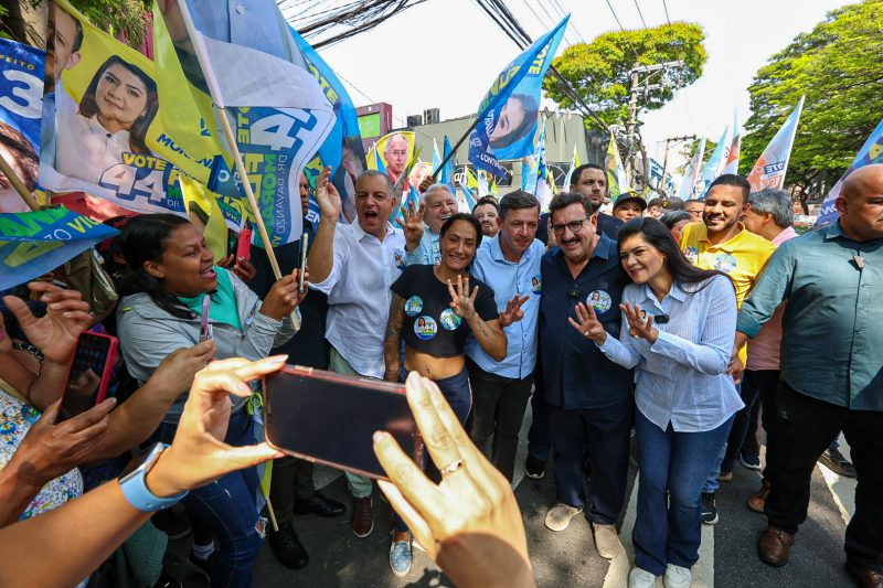 FLÁVIA MORANDO RECEBE APOIO DO APRESENTADOR RATINHO