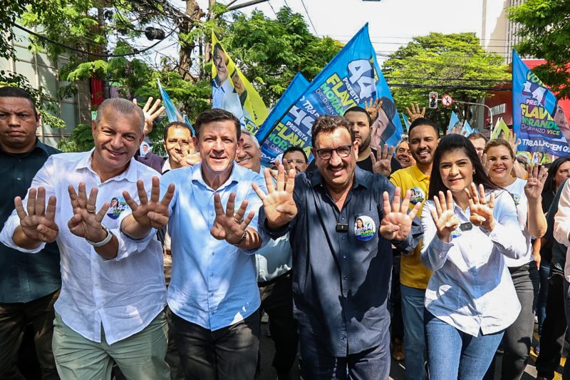 FLÁVIA MORANDO RECEBE APOIO DO APRESENTADOR RATINHO