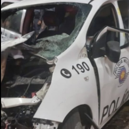 DURANTE PERSEGUIÇÃO VIATURA BATE EM ÁRVORE E PEGA F0G0 EM SP