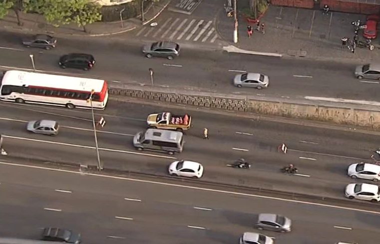 JOVEM SEM CNH E COM A PLACA DA MOTO TAMPADA COM PAPELÃO FOGE DA PM, COLIDE COM ÔNIBUS E PERDE A VIDA EM SANTO ANDRÉ