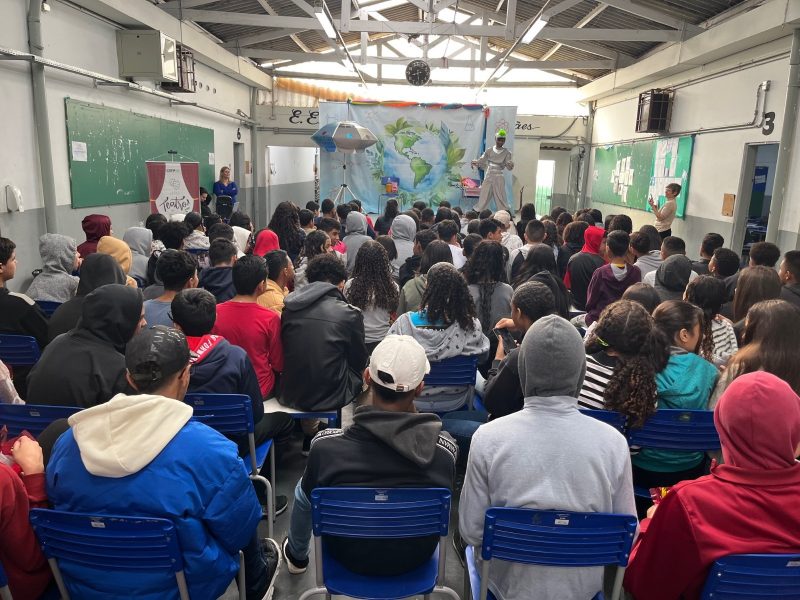 COFIP ABC LEVA TEATRO SOBRE SUSTENTABILIDADE A ESCOLAS DA REGIÃO
