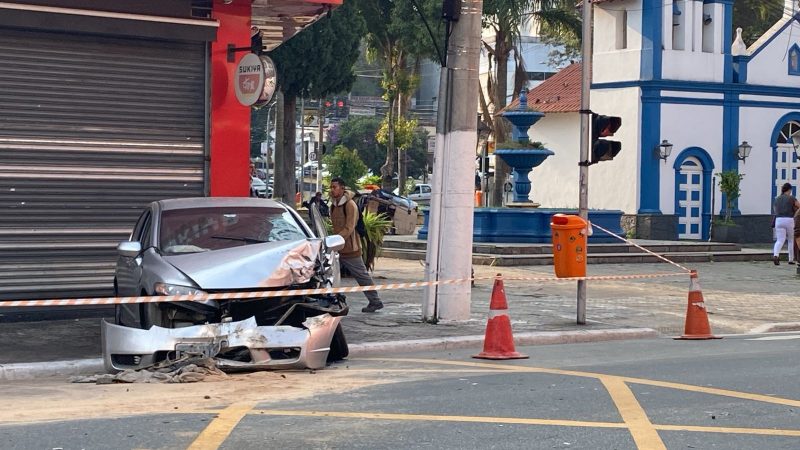 COLISÃO ENTRE CARRO E CAMINHÃO DE LIXO DEIXA UMA PESSOA FERIDA NA MARECHAL