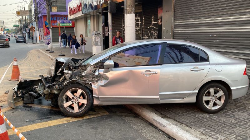 COLISÃO ENTRE CARRO E CAMINHÃO DE LIXO DEIXA UMA PESSOA FERIDA NA MARECHAL