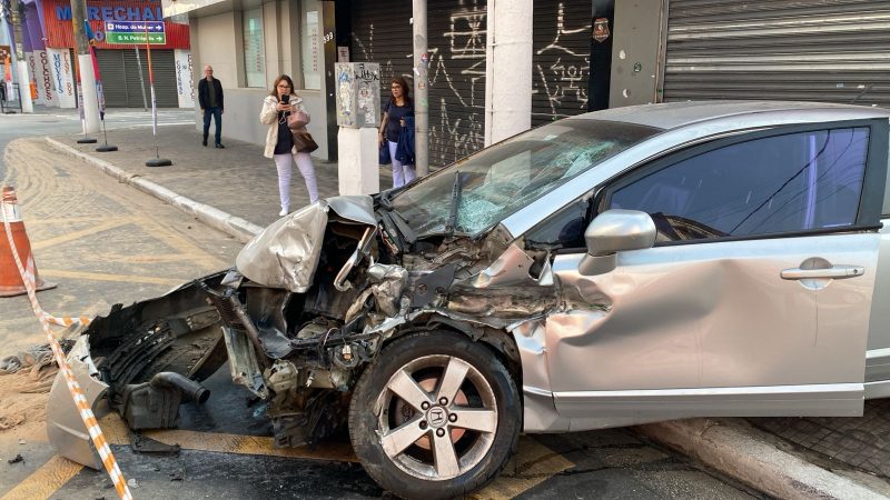 COLISÃO ENTRE CARRO E CAMINHÃO DE LIXO DEIXA UMA PESSOA FERIDA NA MARECHAL