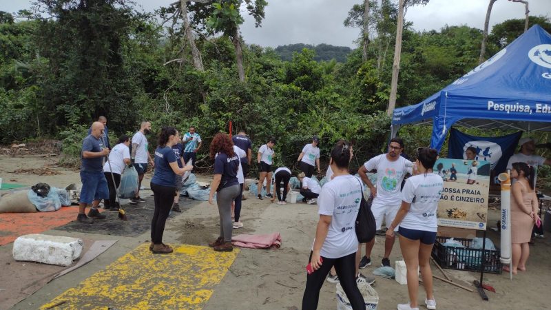ECOVIAS E ECOPISTAS REALIZAM MUTIRÃO DE LIMPEZA EM PRAIA DE SÃO VICENTE PARA CELEBRAR O DIA MUNDIAL DO MAR