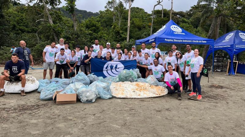 ECOVIAS E ECOPISTAS REALIZAM MUTIRÃO DE LIMPEZA EM PRAIA DE SÃO VICENTE PARA CELEBRAR O DIA MUNDIAL DO MAR