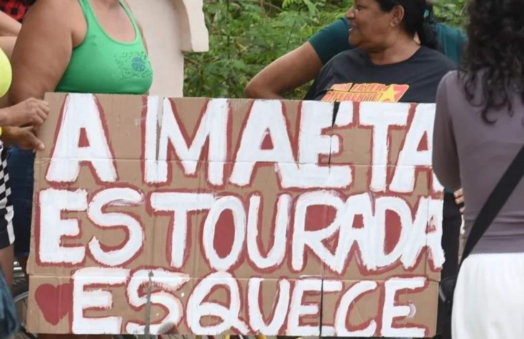 “SOLTA A MÃE”: FÃS DE DEOLANE PROTESTAM EM FRENTE A PRESÍDIO NO RECIFE