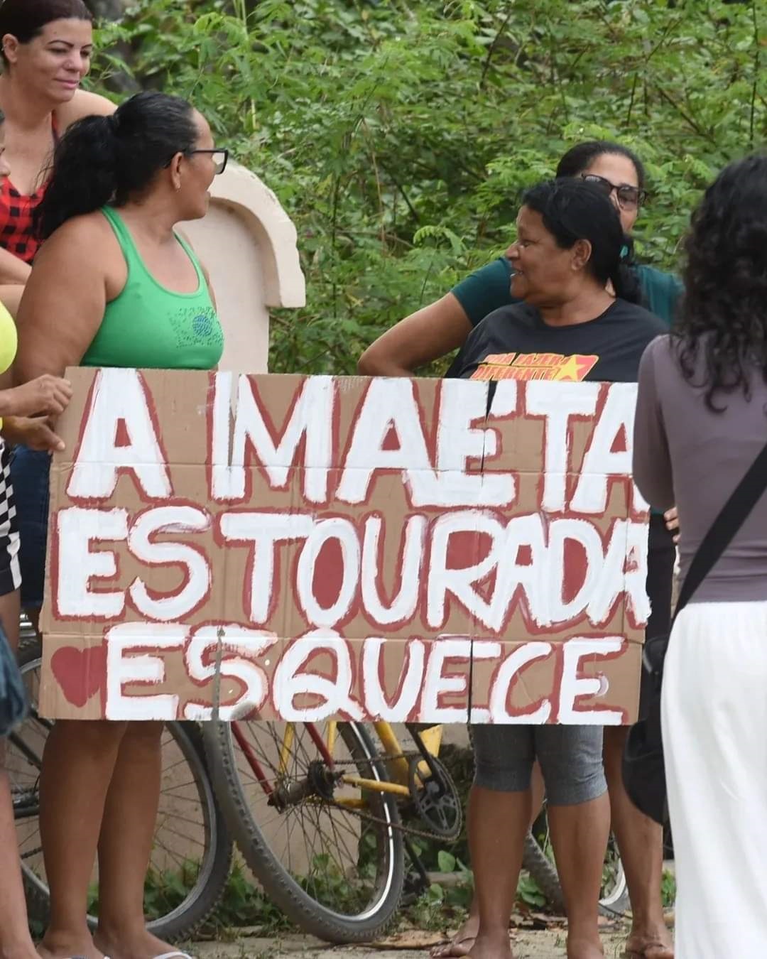 &#8220;SOLTA A MÃE&#8221;: FÃS DE DEOLANE PROTESTAM EM FRENTE A PRESÍDIO NO RECIFE