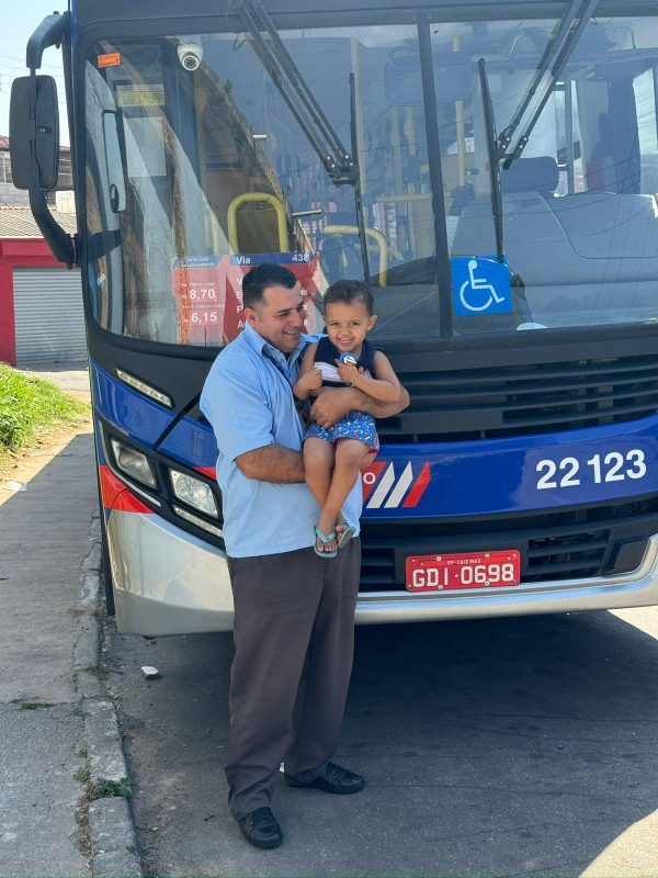 EMTU ENTREGA MINIÔNIBUS PARA FÃ DE DOIS ANOS APAIXONADO POR COLETIVOS