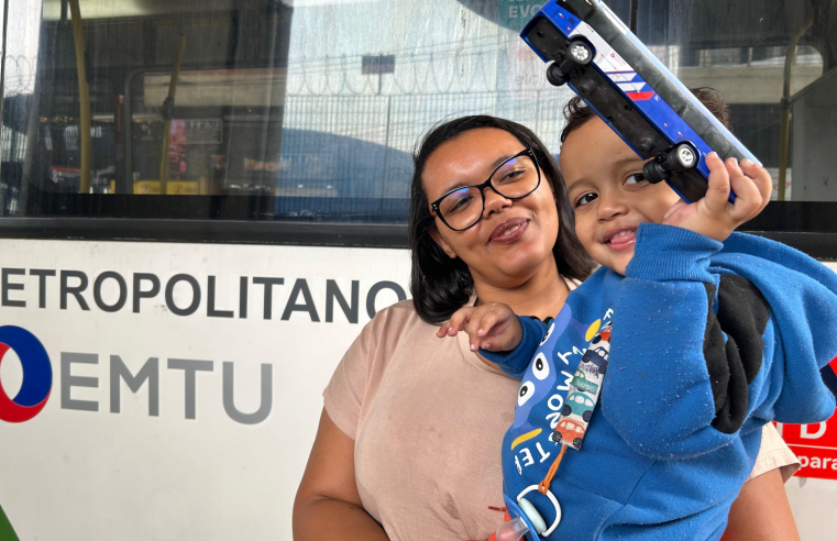 EMTU ENTREGA MINIÔNIBUS PARA FÃ DE DOIS ANOS APAIXONADO POR COLETIVOS