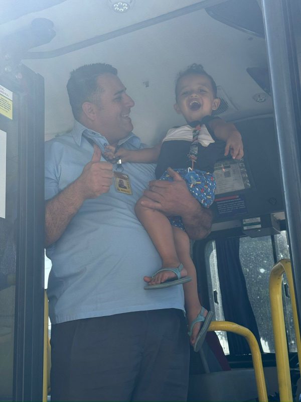 EMTU ENTREGA MINIÔNIBUS PARA FÃ DE DOIS ANOS APAIXONADO POR COLETIVOS