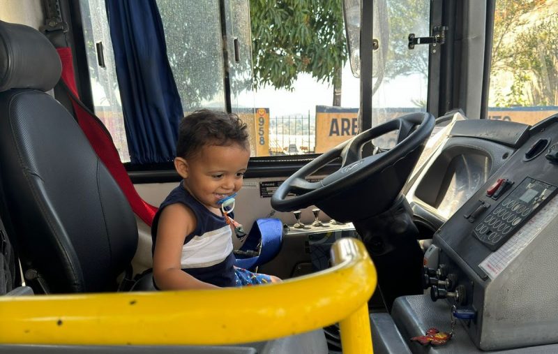 EMTU ENTREGA MINIÔNIBUS PARA FÃ DE DOIS ANOS APAIXONADO POR COLETIVOS